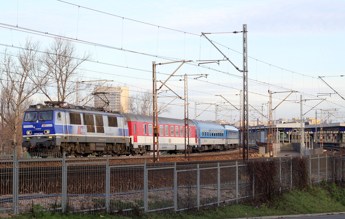 EP 09-043 passiert am 6. Dezember 2015 die Station Warszawa Stadion.
Bei dem Zug handelt es sich um EC 110 Warszawa Wschodnia - Praha hl. n.