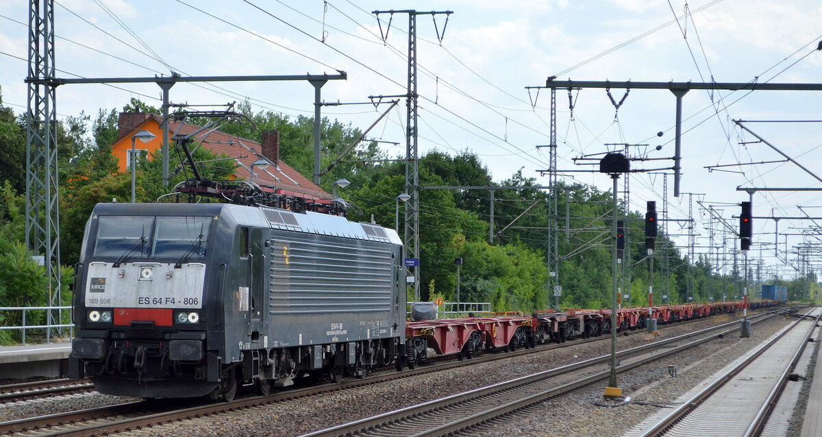 EP Cargo a.s mit der MRCE Dispo   ES 64 F4-806  [NVR-Nummer: 91 80 6189 806-3 D-DISPO] und schwach ausgelastetem Containerzug am 27.06.22 Durchfahrt Bahnhof Golm.