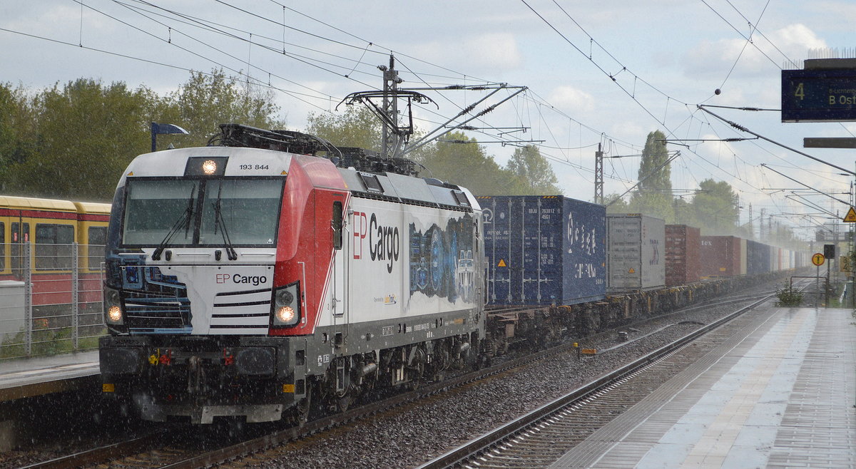 EP Cargo a.s., Ostrava [CZ]  193 844  [NVR-Nummer: 91 80 6193 844-8 D-LTEU], aktueller Mieter? mit Containerzug bei Starkregen und seitlichem Sonnenschein (Aprilwetter) bei der Durchfahrt Bf. Berlin-Hohenschönhausen am 31.08.20 Richtung Norden.