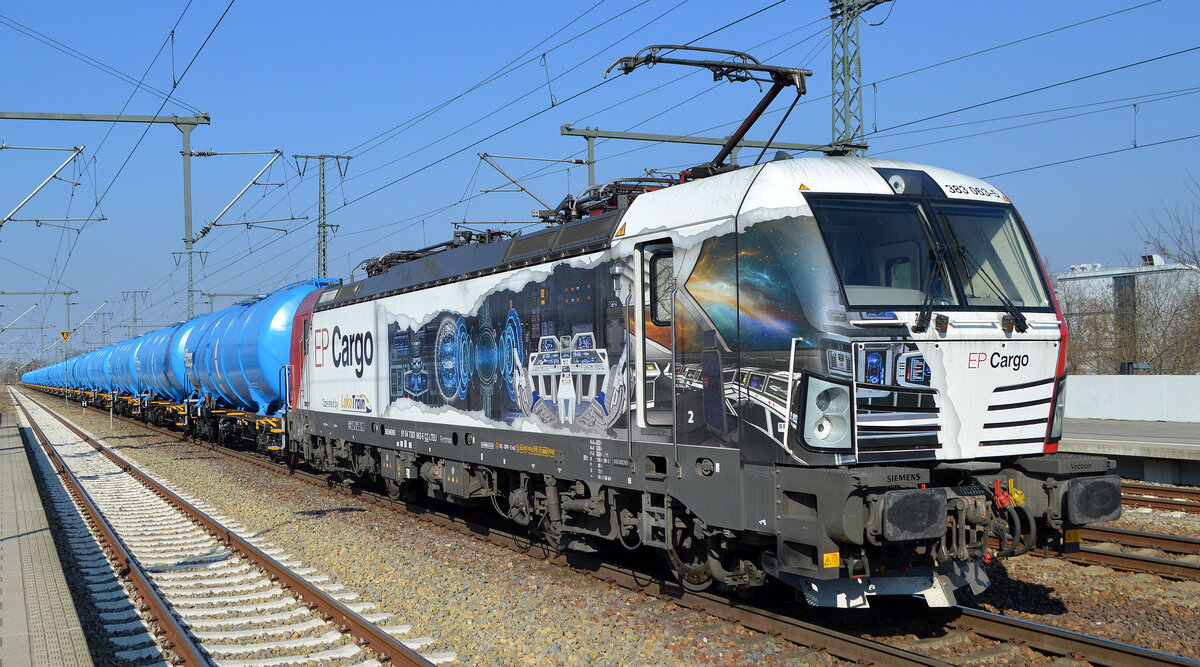 EP Cargo a.s., Ostrava [CZ] mit  383 063  [NVR-Nummer: 91 54 7383 063-5 CZ-LTEU] und Kesselwagenzug am 23.03.22 Durchfahrt Bf. Golm.