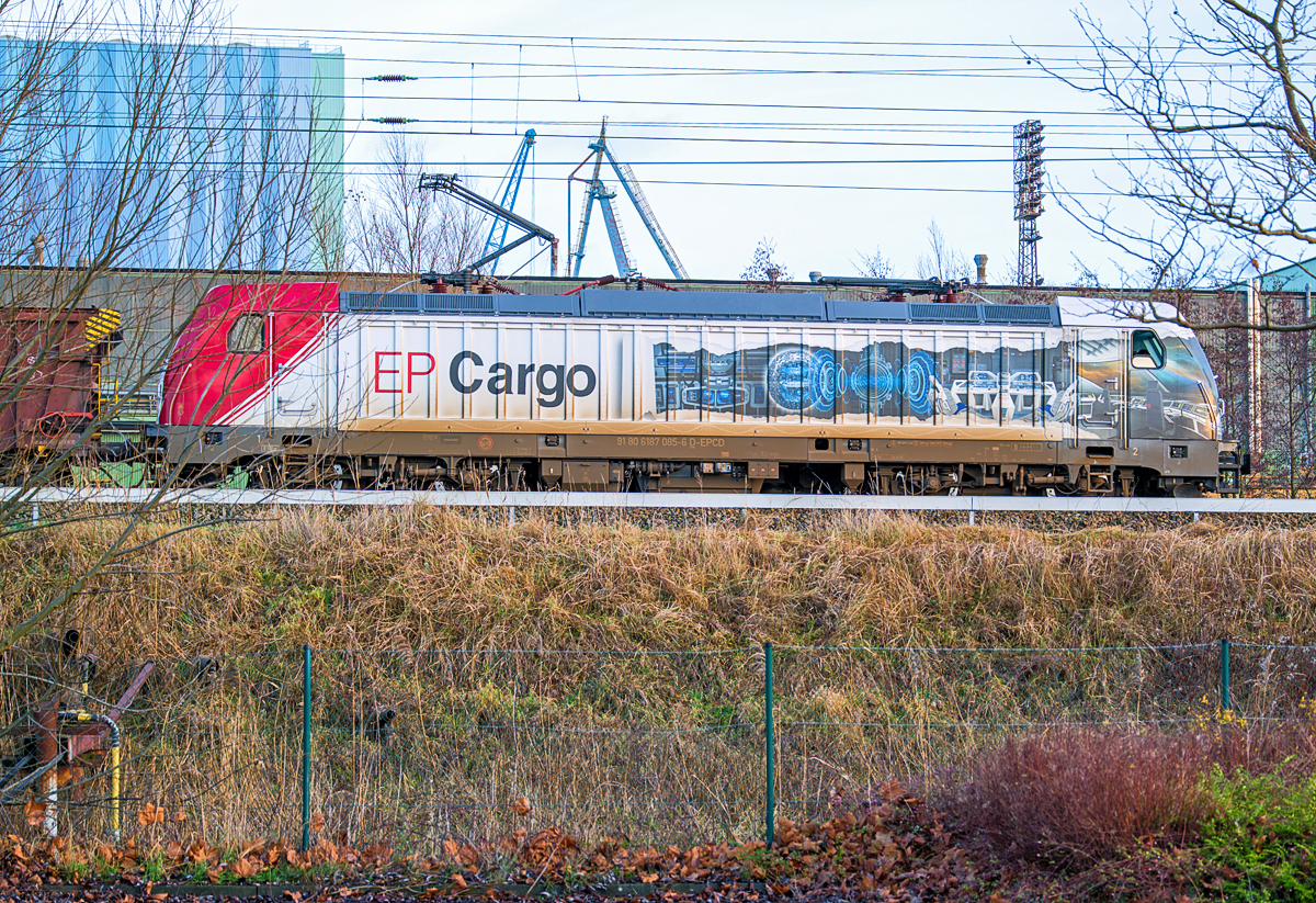 EP Cargo Lok 187 085 mit Raumschiff Design in Stralsund auf dem Bahnhof Rügendamm. - 11.01.2019
