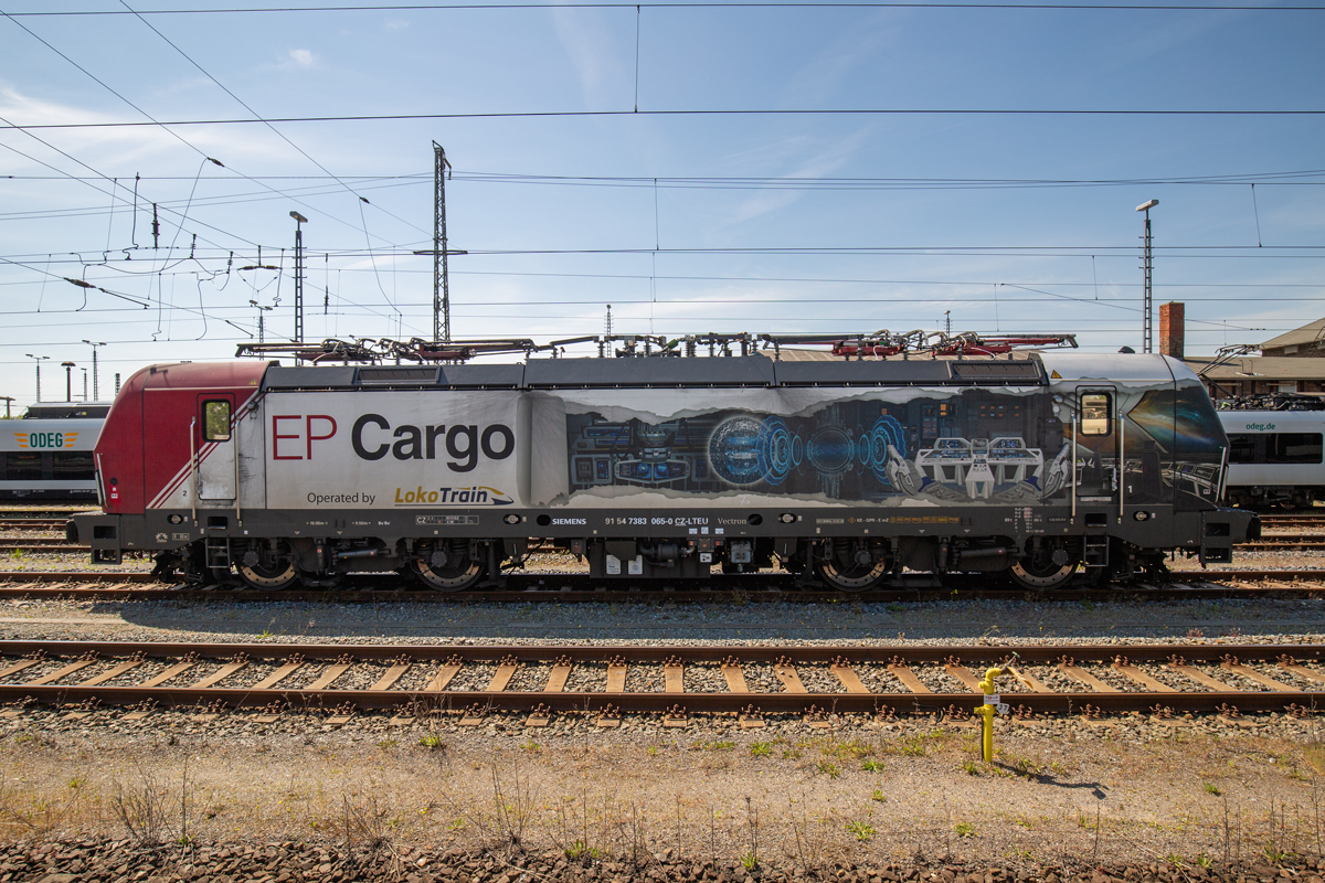 EP Cargo Lok 383 065 abgestellt auf dem Bahnhof Stralsund. Im Hintergrund der ODEG Triebwagen mit Namen „Stralsund“. - 18.05.2022