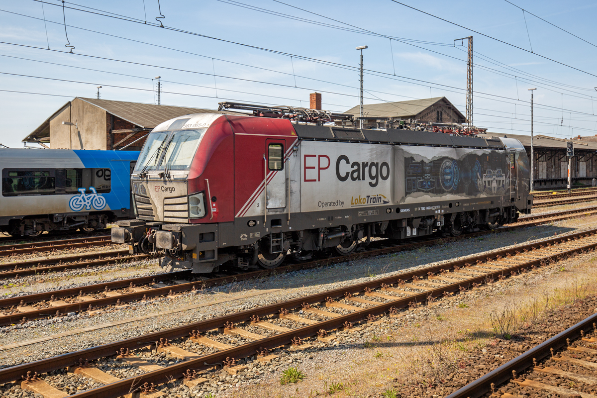 EP Cargo Lok 383 065 abgestellt auf dem Bahnhof Stralsund. Im Hintergrund der ODEG Triebwagen mit Namen „Stralsund“. - 18.05.2022