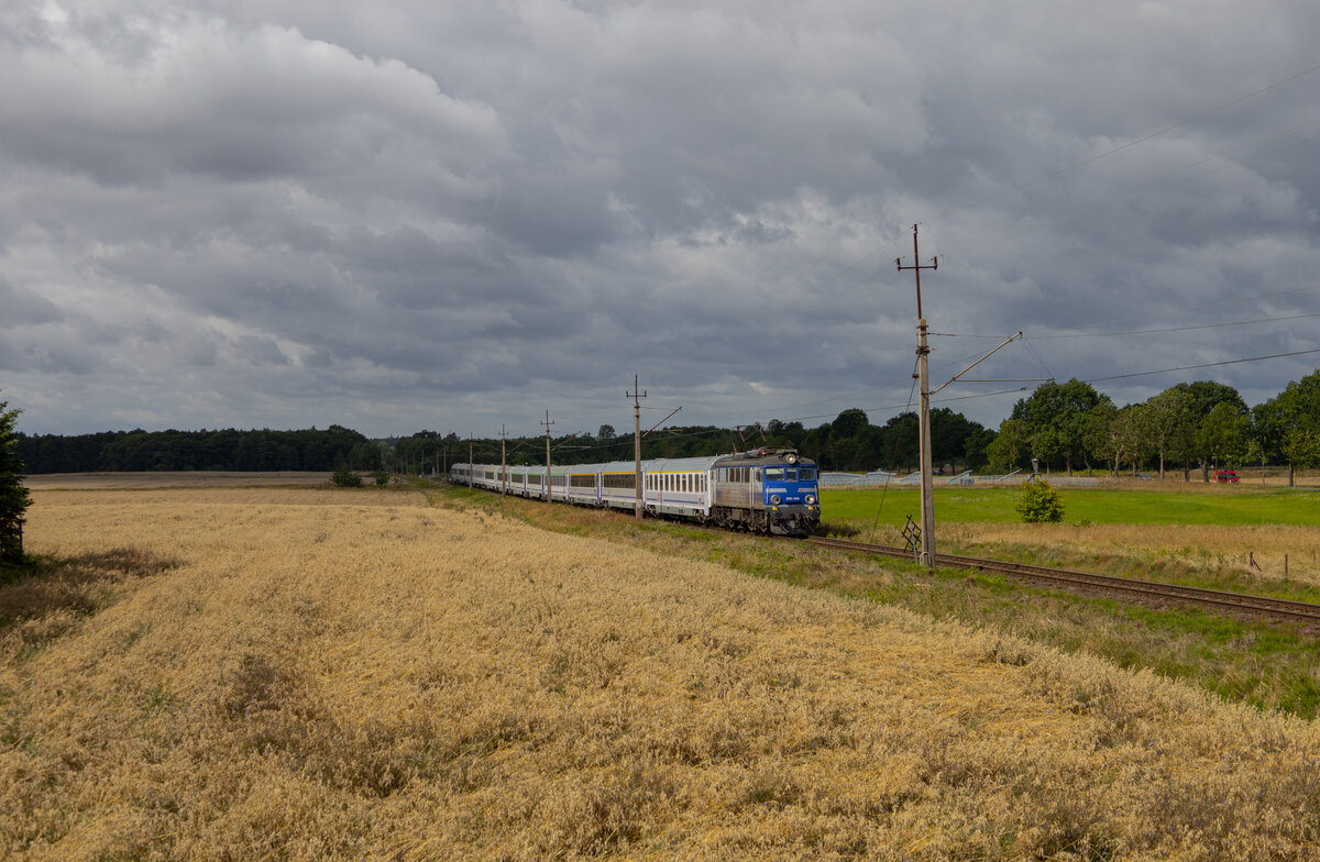 EP07-1008 im August 2023 mit einem IC nach Lodz bei Sianozety.