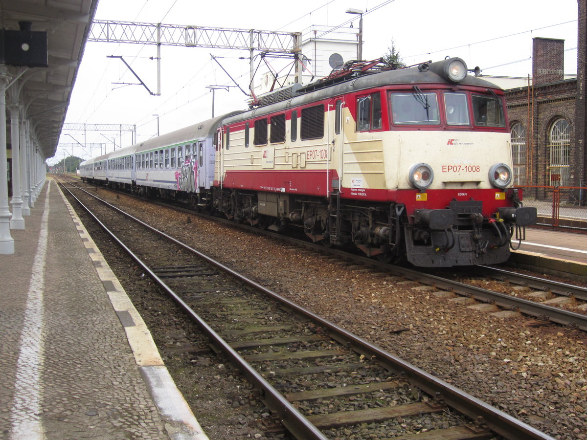 EP07-1008 mit TLK in Bahnhof Zbąszyń, 04.09.2016
