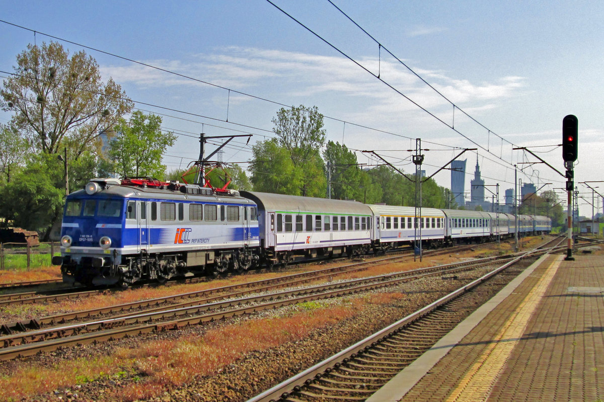 EP07-1015 zieht ein Nachtzug aus Kiev (UK) durch Warszawa-Wschodnia am 2 Mai 2016.