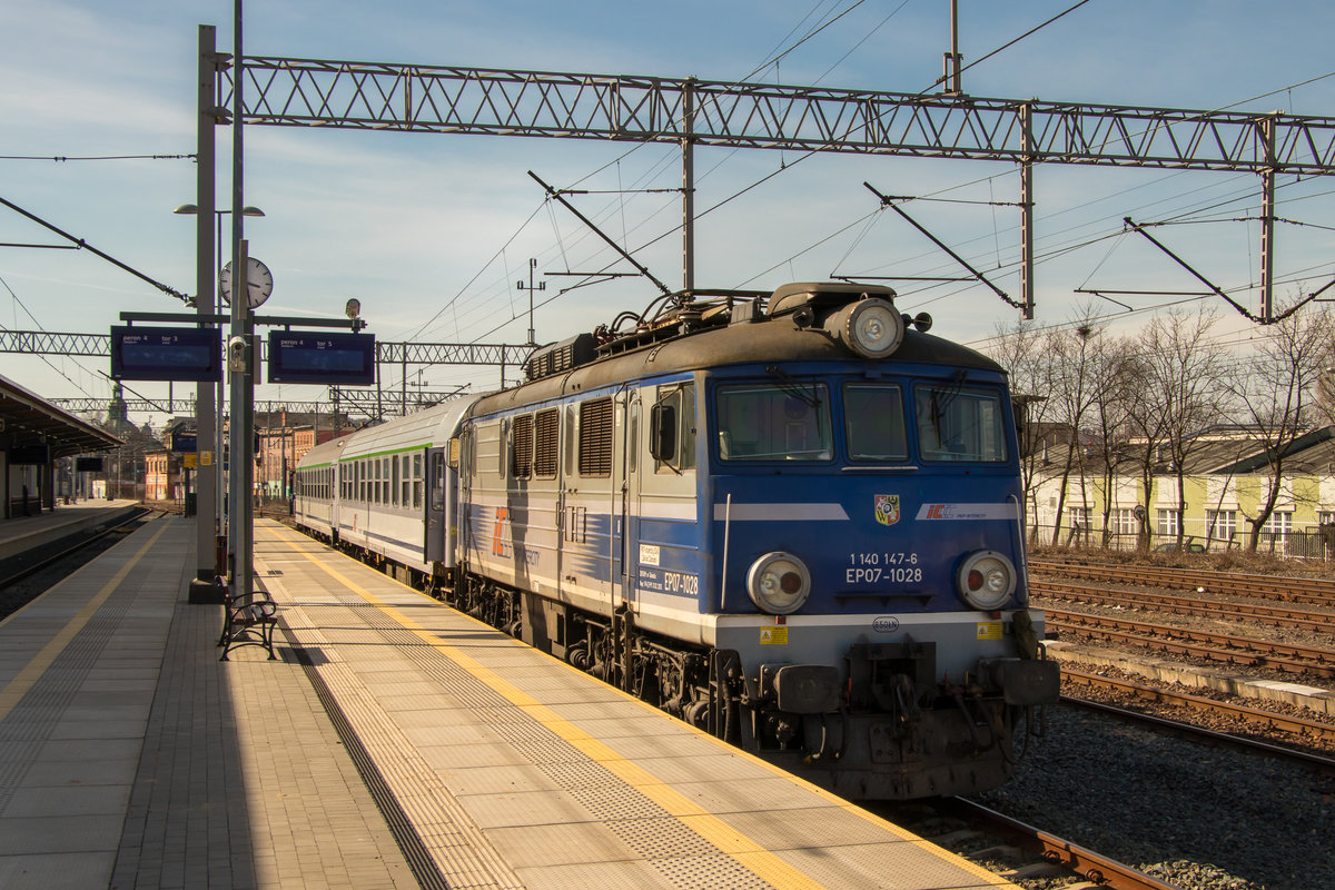 EP07-1028 steht mit einem IC am 3. April 2018 im Bahnhof Jelenia Gora. 