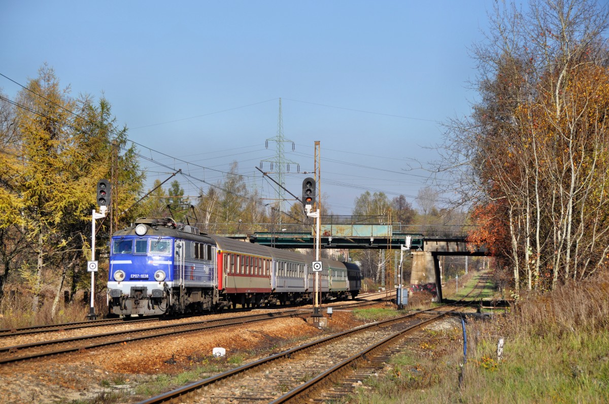 EP07 1038 als IC aus Richtung Katowice nach Bielsko-Biała bei Katowice-Brynw (31.10.2013)