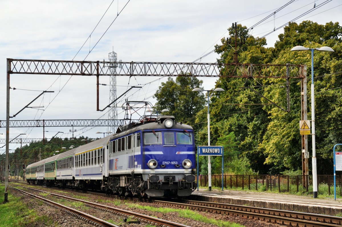 EP07 1053 mit einem IC aus Świnoujście komend in richtung Szczecin bei der durchfahrt in Warnowo (20.08.2013)
