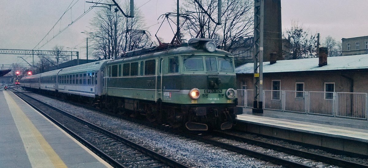 EP07-174 in Bahnhof Zielona Gora, 17.12.2017