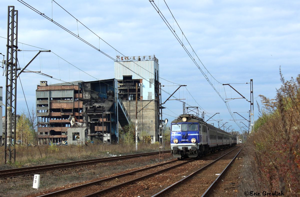 EP07 216 mit einem TLK bei Katowice am 29.10.13.