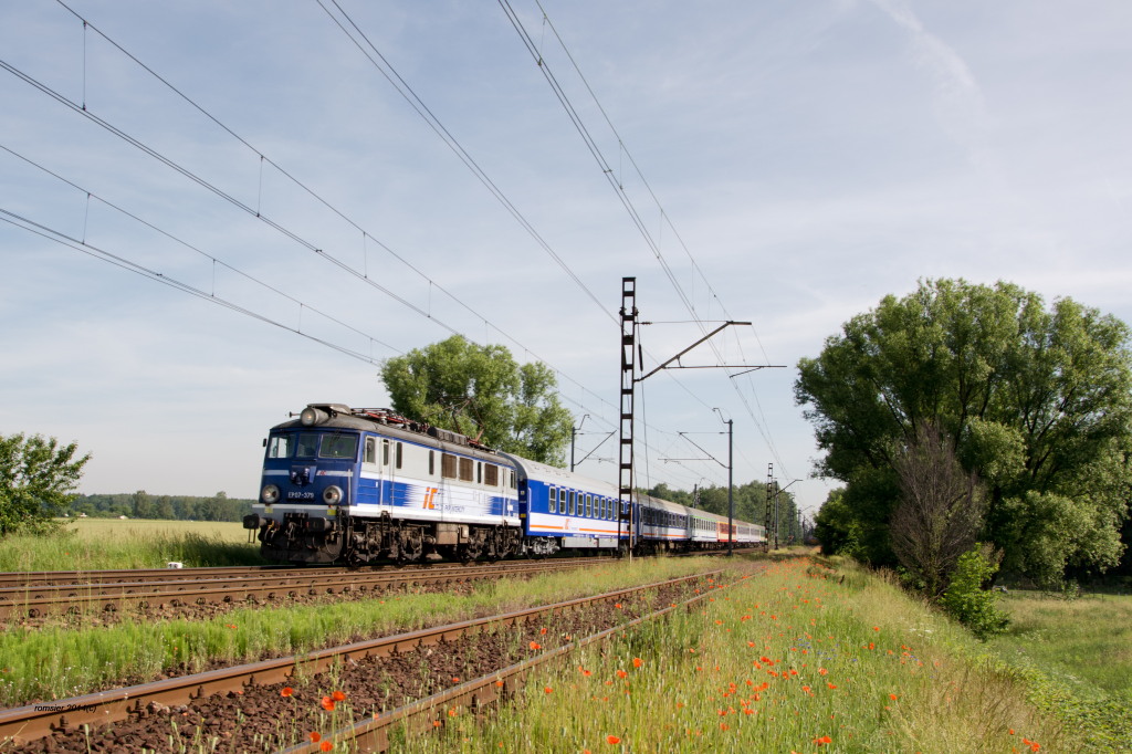 EP07-379 mit einem TLK 84200 POGORIA von Szczecin(Stettin) nach Bielsko-Biała(Bielitz-Biala) bei Tychy(Tichau) am 11.06.2014.