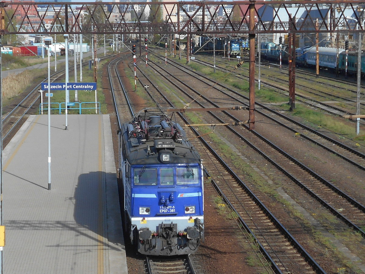 EP07-381 auf Lz Fahrt nach Glowny,am 20.April 2019,mußte in Szczecin Port Centralny wegen einem rotem Signal warten.
