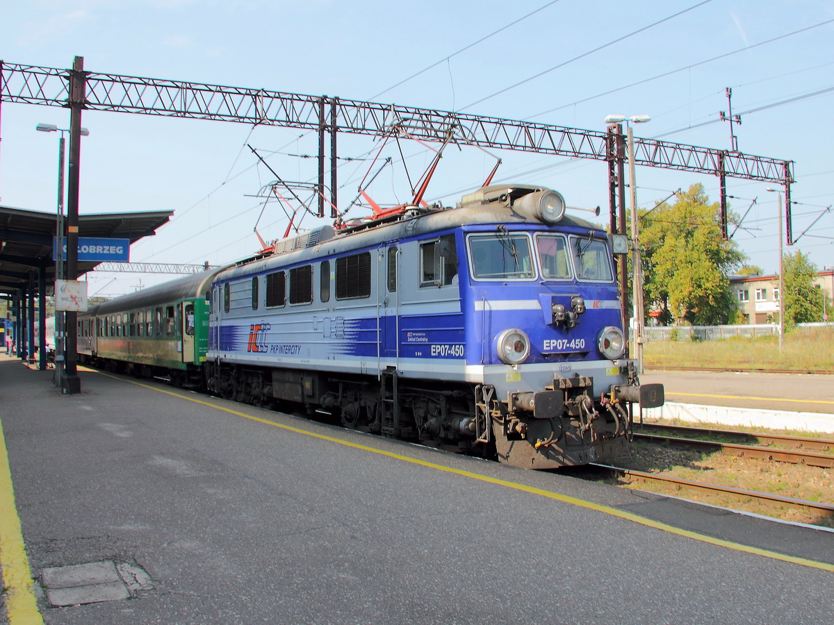 EP07-450 mit dem D Zug TLK85162 nach Bydgoszcz Glowna bei der Ausfahrt aus dem Bahnhof Kolobrzeg (Kolberg) am 07. September 2014.

