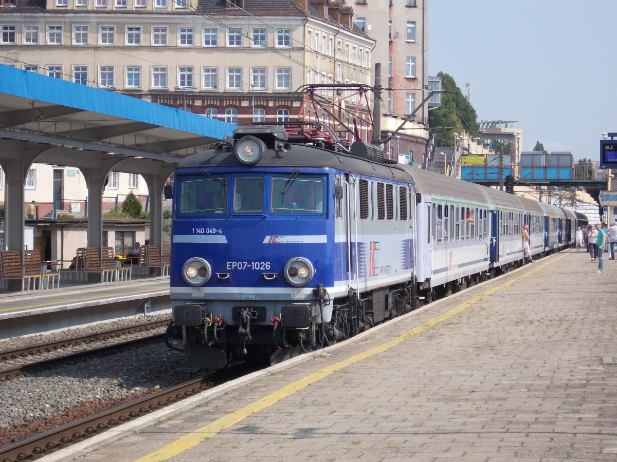 EP07 Lok`s bestimmen auch weiterhin den Schnellzugverkehr im Raum Szczecin,wie EP07-1026 die,am 16.August 2015,mit einem Schnellzug in Szczecin Glowny stand.