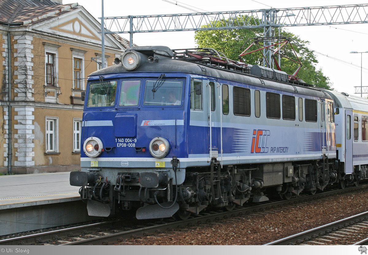EP08-008 der PKP wartet mit ihrem Intercity am Abend des 3. Juni 2017 im Bahnhof von Piotrków Trybunalski auf die Weiterfahrt.