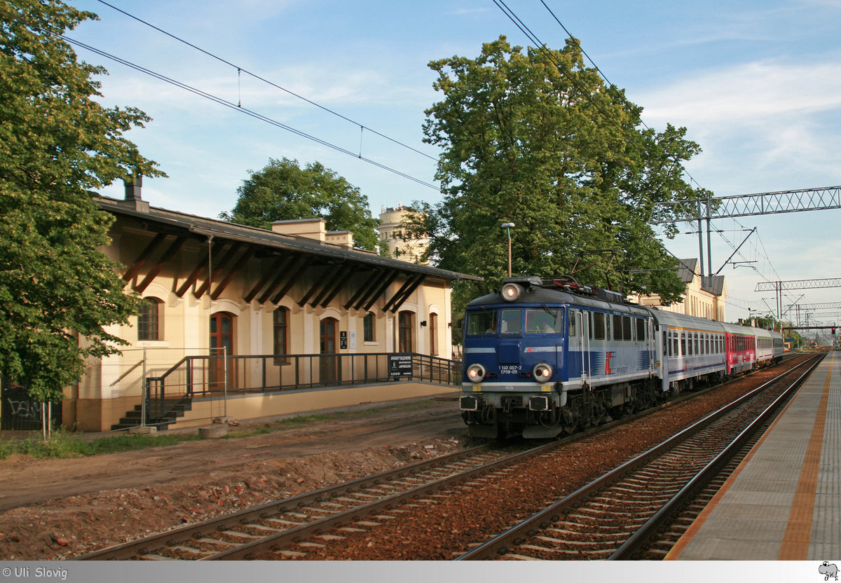 EP08-011 der PKP verlässt am Abend des 3. Juni 2017 mit ihrem Intercity den Bahnhof Piotrków Trybunalski.