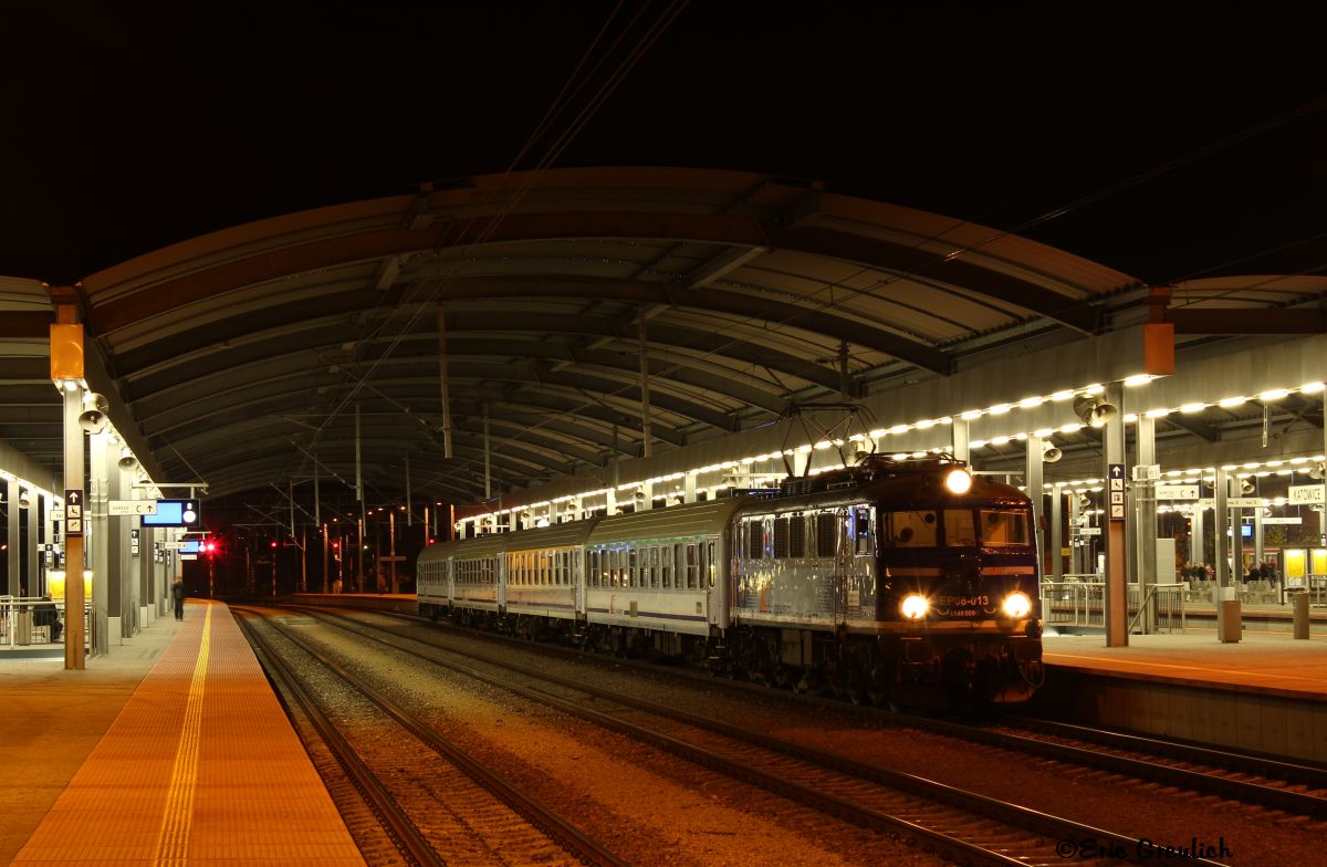 EP08 013 am 29.10.13. in Katowice Glowny.
