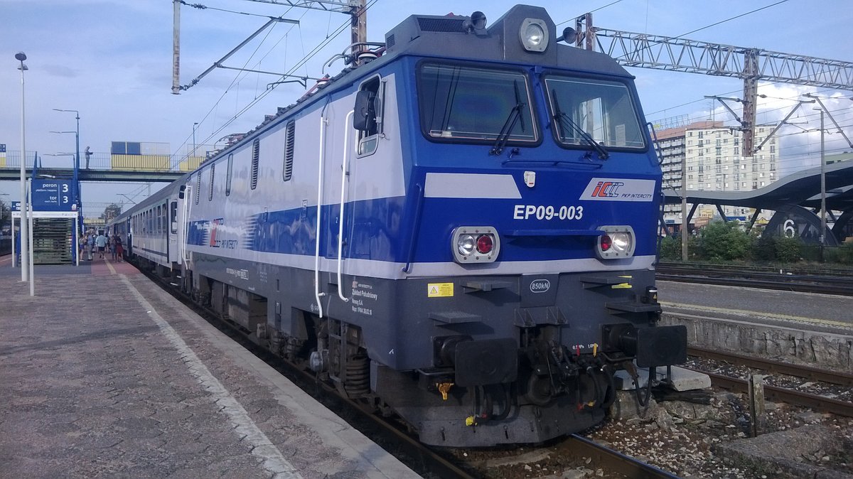 EP09-003 mit TLK  Hańcza  in Bahnhof Bialystok, 18.08.2018