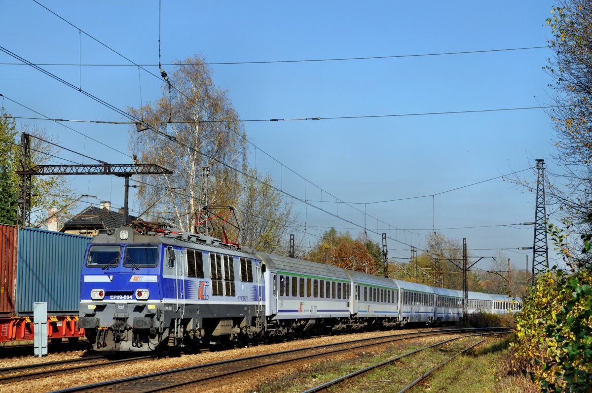 EP09 004 mit einem IC Richtung Sden vor der einfahrt in den Bahnhof Katowice-Ligota (31.10.2013)