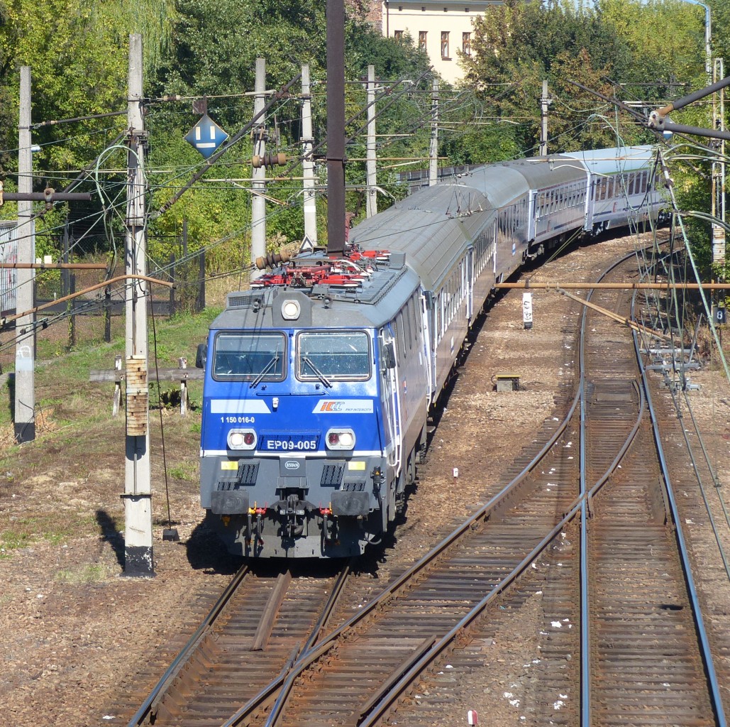 EP09-005 mit dem Expresszug aus Warszawa kurz vor der berpnktlichen Ankunft in Krakow Gl. 8.9.2013