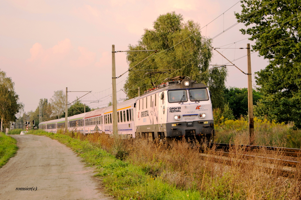 EP09-020 mit dem EIC 1411 ONDRASZEK von Warszawa Wschodnia(Warschau Ostbf.)nach Bielsko Biała(Bielitz-Biala) in Tychy(Tichau)am 06.09.2014.