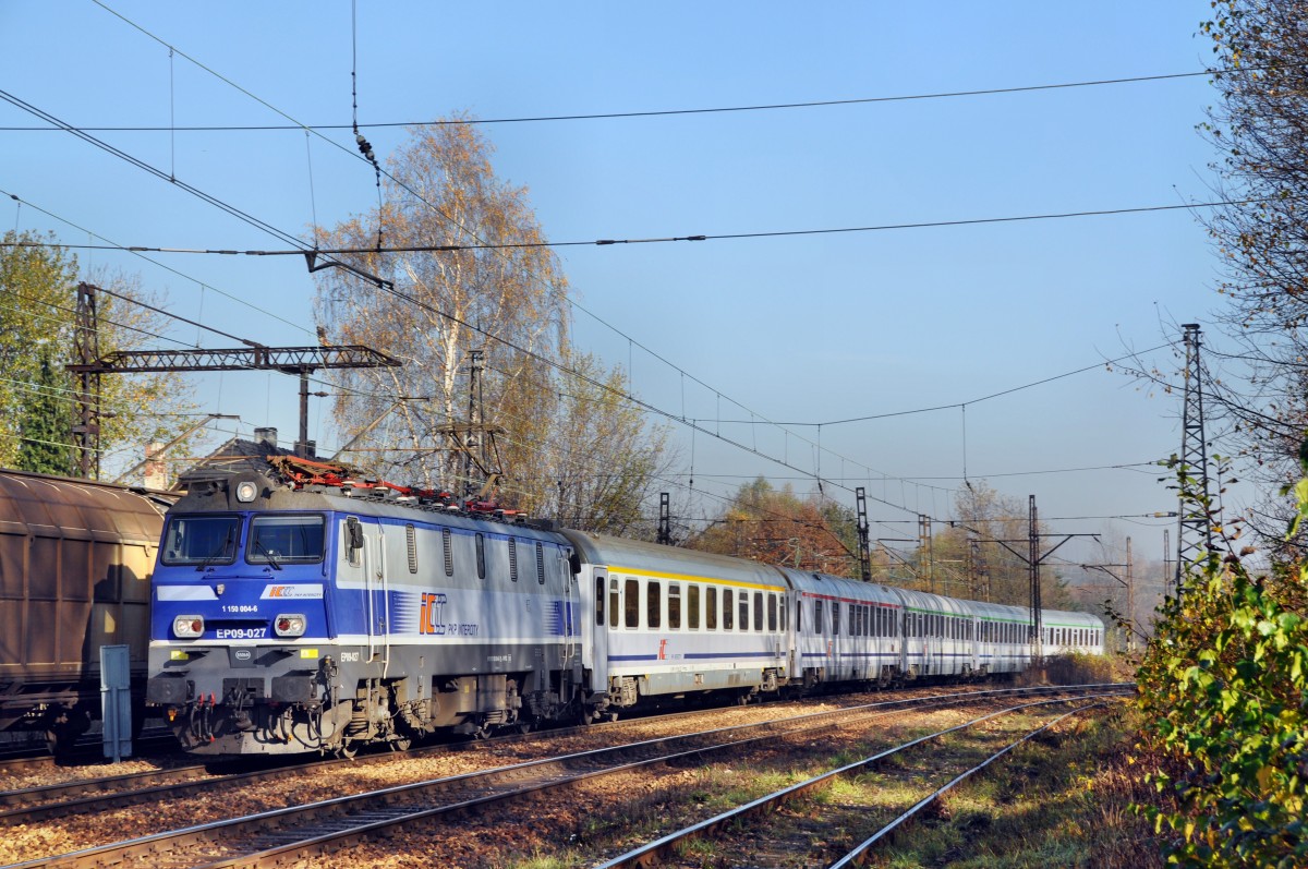 EP09 027 Mit einem IC aus Richtung Katowice kommend kurz vor der Einfahrt in den Bahnhof Katowice-Ligota (31.10.2013)