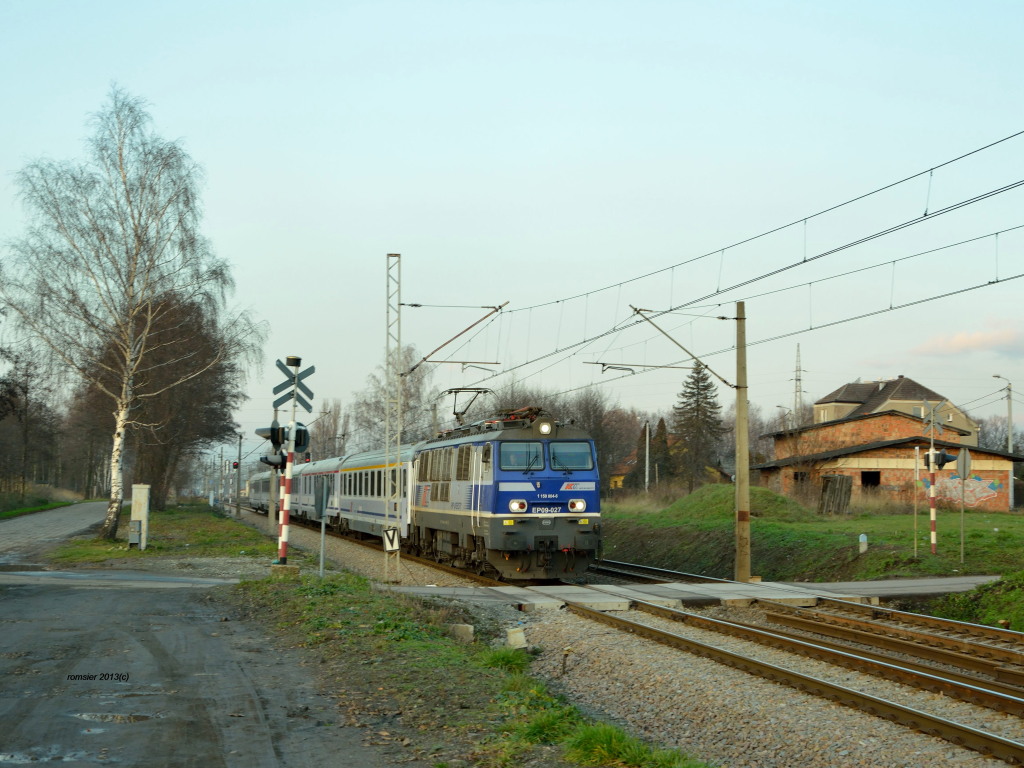 EP09-027der PKP Intercity mit zug EIC 105 SOBIESKI aus Warszawa Wsch.(Warschau Ostbf)nach Wien Westbshnhof in Tychy(Tichau)am02.12.2013.