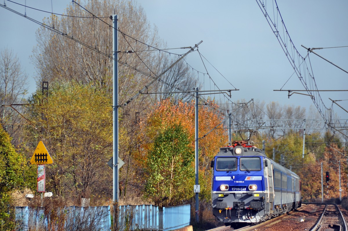 EP09 033 bei der durchfahrt durch Katowice-Piotrowice Richtung Sden (27.10.13)