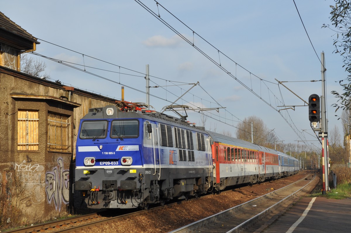 EP09 033 bei der durchfahrt durch den Haltepunkt  Katowice-Piotrowice  richtung Sden (01.11.13)