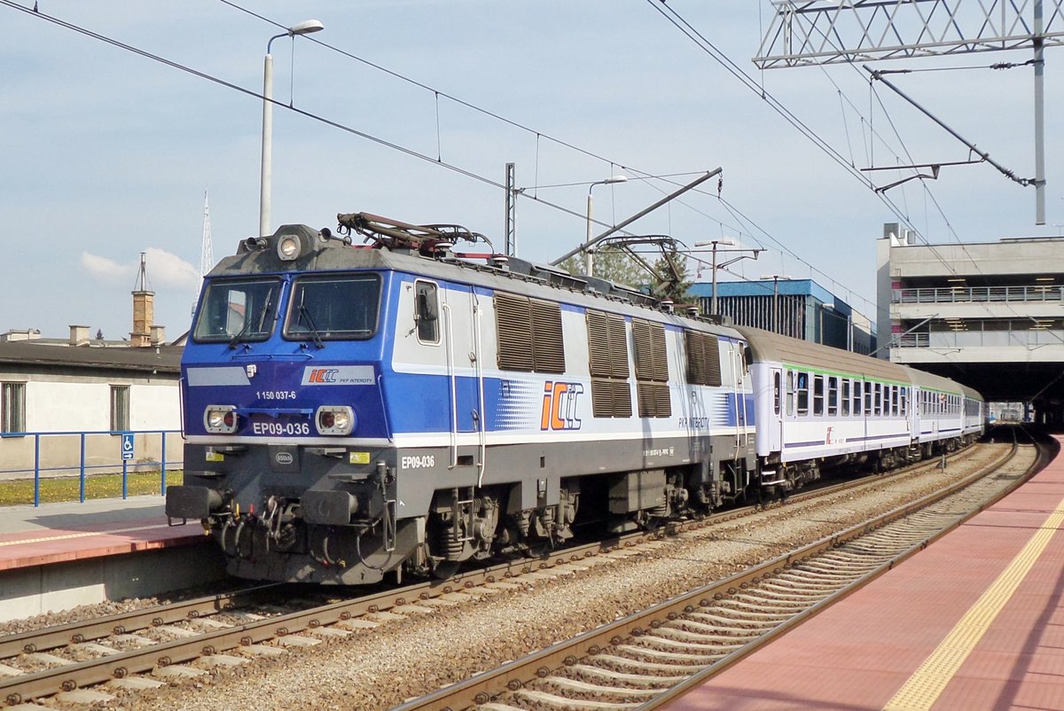 EP09-036 steht am 1 Mai 2016 in Poznan GLowny mit ein IC nach Wroclaw.