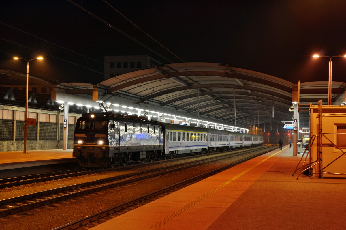 EP09 040 als IC aus Wien Westbahnhof nach Warschau beim Halt in Katowice (30.10.2013)