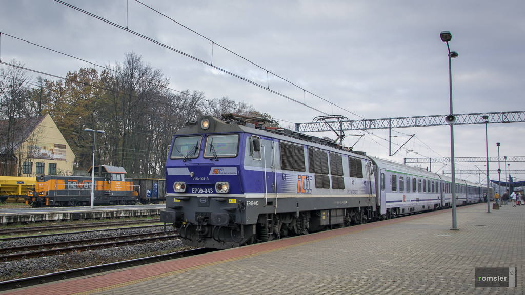 EP09-043 mit EIC POLONIA nach Wien Hbf am 14.11.2016 in Tychy(Tichau).