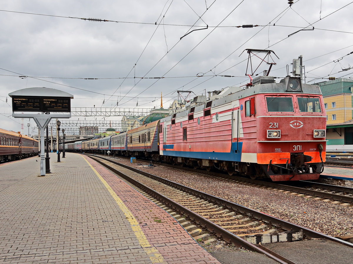 EP2K-231 mit einem Postzug im Bahnhof von Krasnojarsk am 14. September 2017.