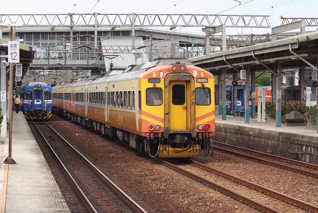 EP3xx fährt am 02.Juni 2014 durch die Miaoli Station.