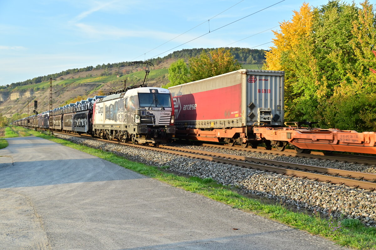 EPC 193 844 mit ihrem Autozug begenet einem KLV bei Thüngersheim der in Richtung Gemünden fährt am 7.10.2022