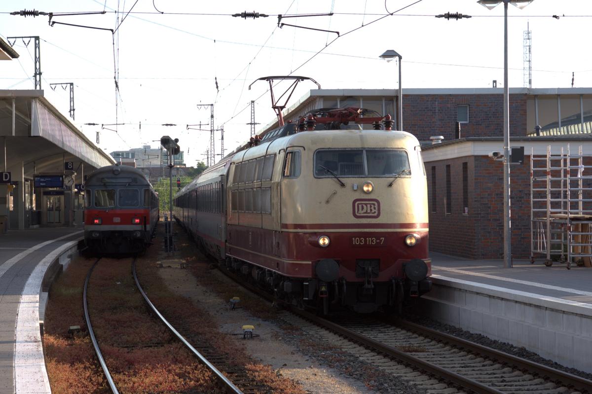 Epochal passt der alte Steuerwagen im Hintergrund gut zur 103113. Letztere bespannte am 20.05.2014 um 07.05 Uhr im Hauptbahnhof Münster den Intercity 119 nach Klagenfurt. Der Zug besteht übrigens aus einer kompletten ÖBB Wagen Garnitur.
