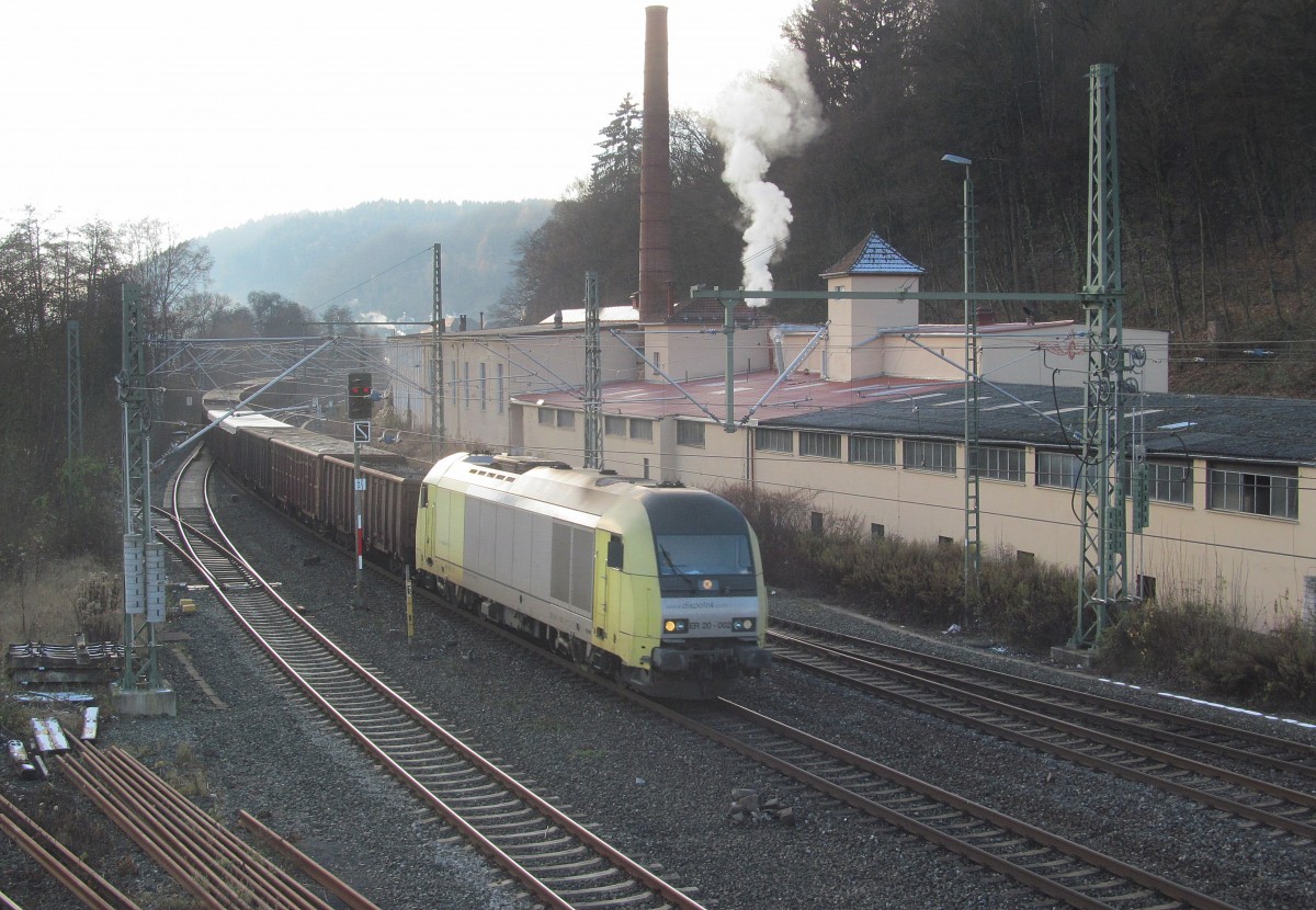 ER 20-002 von Dispolok zieht am 27. November 2013 einen Schrottzug durch Kronach in Richtung Pressig.