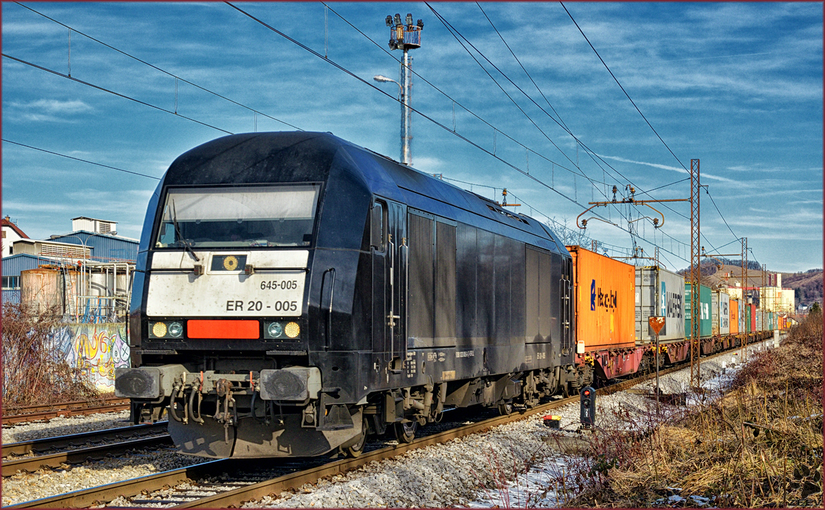 ER 20-005 zieht Containerzug durch Maribor-Tabor Richtung Koper Hafen. /3.2.2017