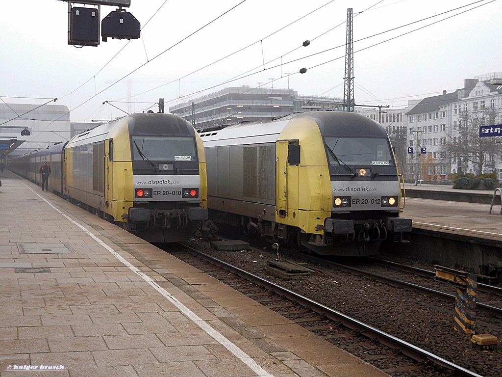ER 20-012 und 012 standen am 03.12.13 mit einen personenzug der NOB im bhf altona