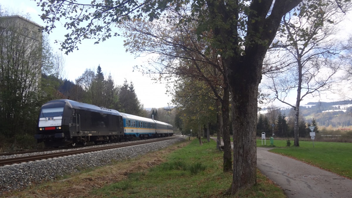 ER 20 013 fährt mit ihrem alex Lindau/Oberstdorf-München in Kürze in Immenstadt ein. Oktober 2014