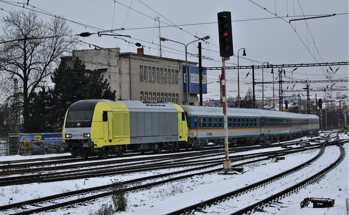 ER 20 015 war am 30.12.14 mit einem ALX in der Einfahrt Plzeň hl.n.zu sehen. Das große Stellwerk hinter dem Zug gibt es heute nicht mehr!