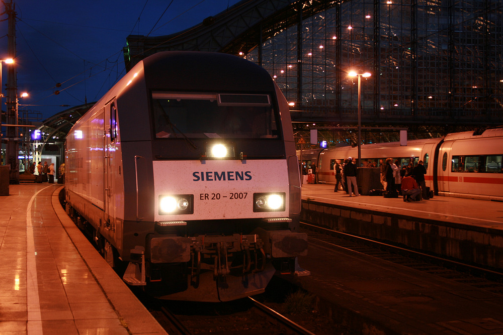 ER 20 -  2007 mit einem Gesellschaftssonderzug im Kölner Hbf.
Aufnahmedatum: 14.09.2008