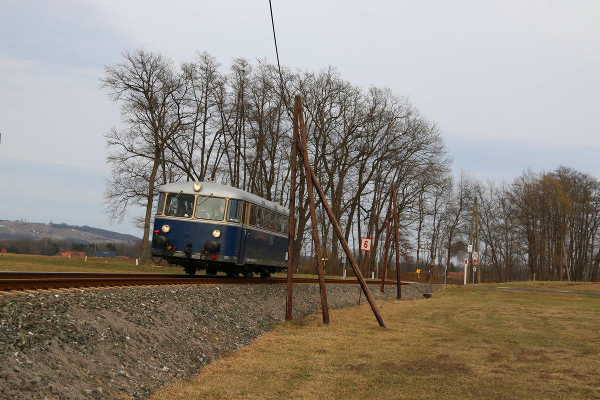 Er knattert zwar auch so schön wie unser VT10.02 , aber das markante quietschen der Pfeife fehlt doch ,... 
5081.055  bei der Rückfahrt aus Bad Radkersburg am 4.März 2017