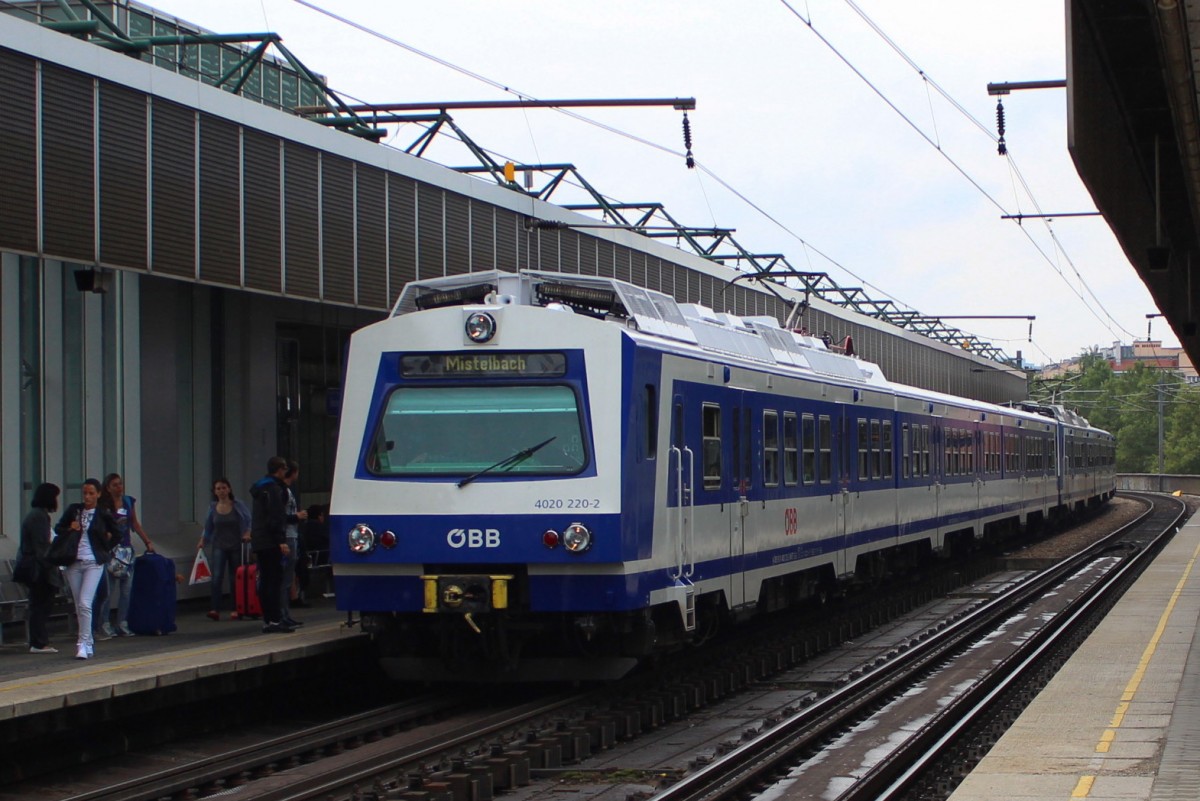 Er wirkt so nackt auf der Front 4020 20 mit 4020 08 als 24642 von Wien Meidling (Mi) nach Mistelbach (Mb), Garnitur 08 folgte nur bis Wien Floridsdorf (F), hier zum sehen bei der Einfahrt in die Haltestelle Wien Handelskai (Nw H2); am 24.08.2013