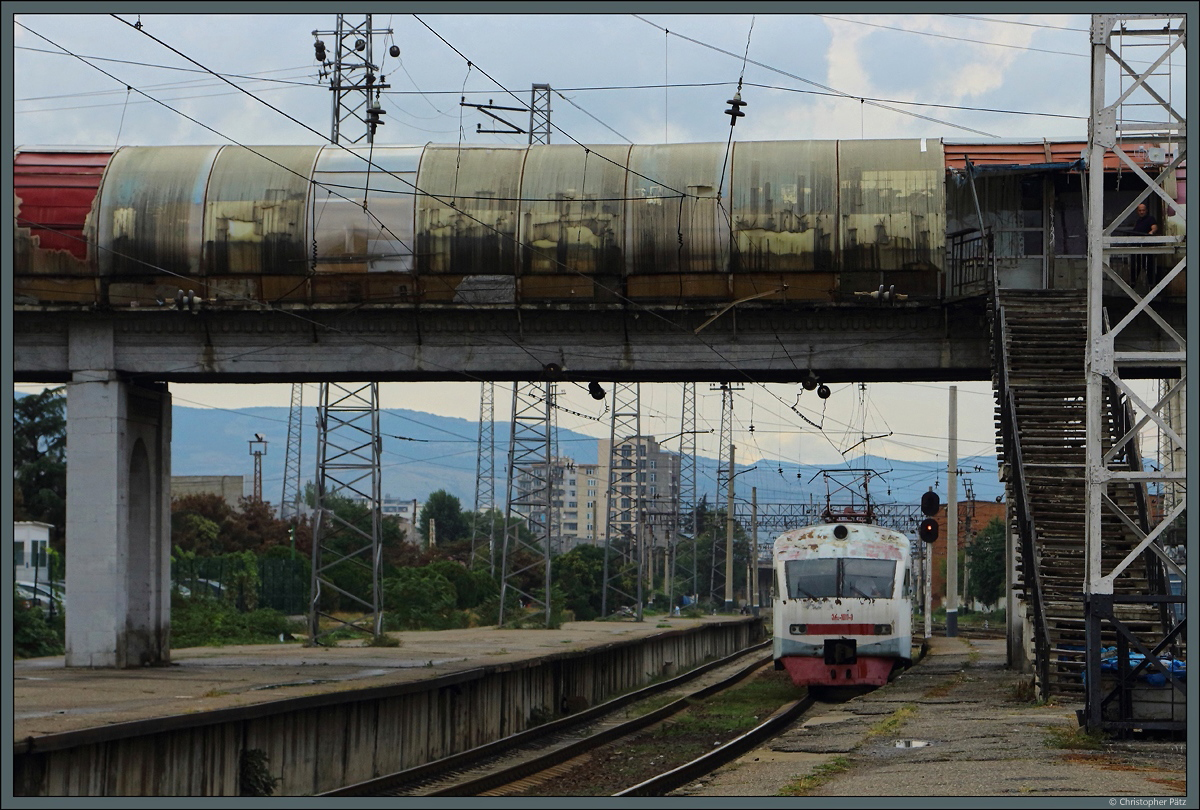 ER2 1011 fährt am 17.09.2019 unter der maroden Fußgängerbrücke in den Zentralbahnhof von Tiflis ein.