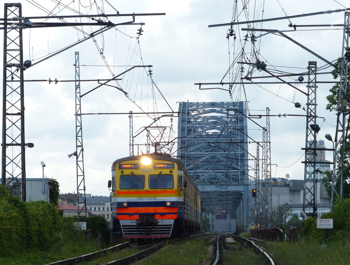 ER2-1310-09 hat gerade die Daugava in Riga überquert. 7.8.2016
