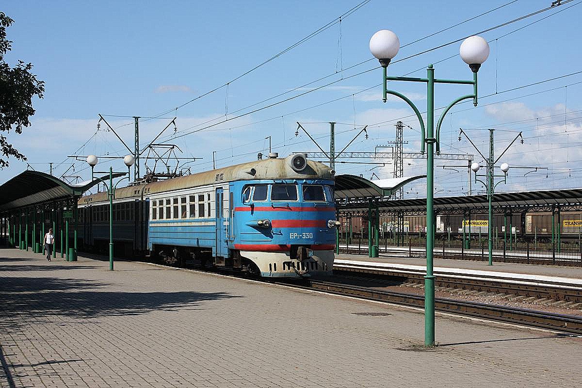 ER2-330 Elektrotriebwagen steht abfahrbereit in Richtung Inland der Ukraine im Grenzbahnhof Tschop am 1.10.2009.