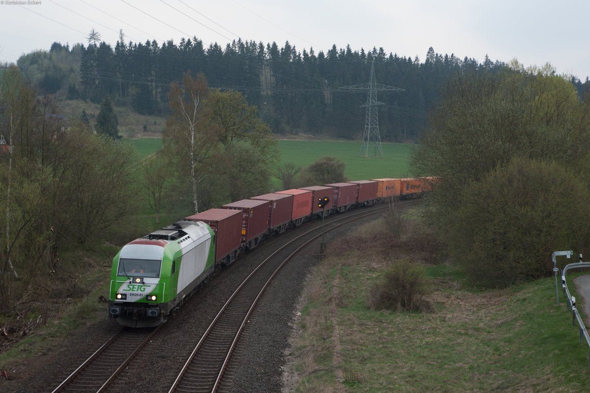 ER20-01 mit dem Containerzug aus Wiesau nach Hamburg-Waltershof bei Döhlau, 10.04.2017