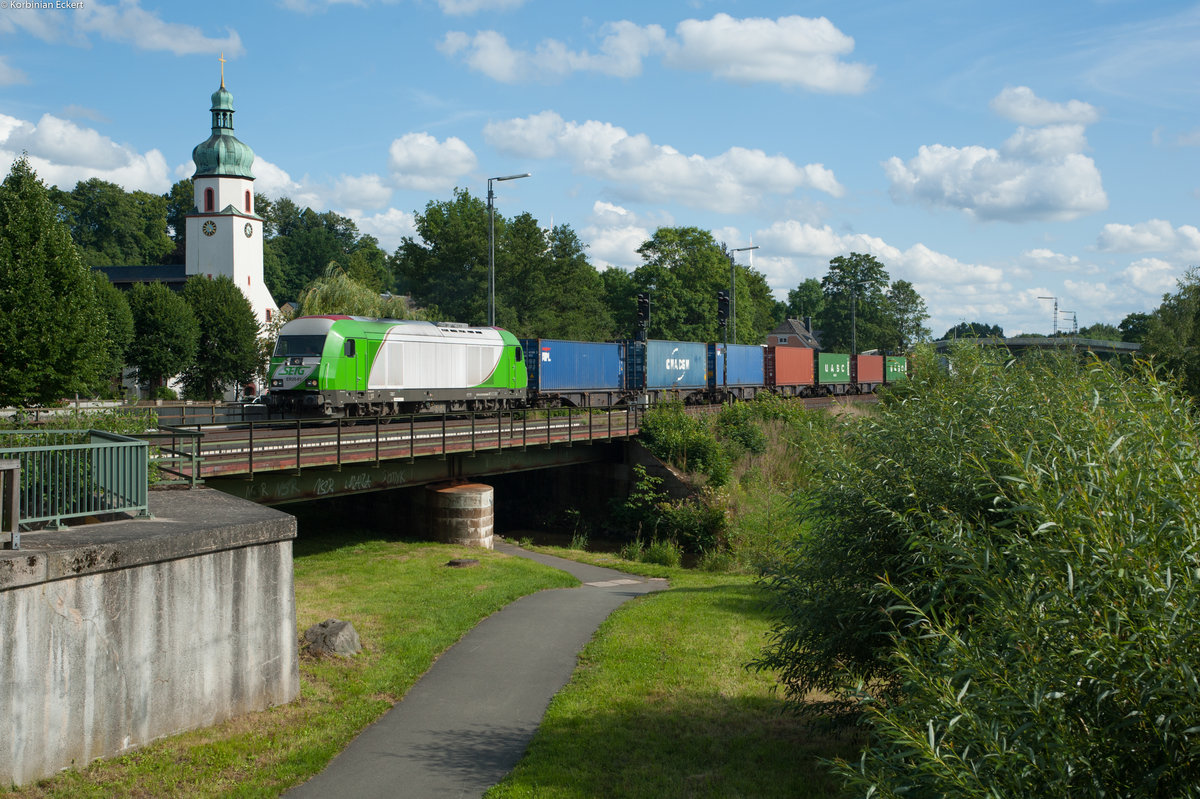 ER20 01 der SETG mit dem Containerzug aus Wiesau nach Hamburg bei Oberkotzau, 22.07.2017